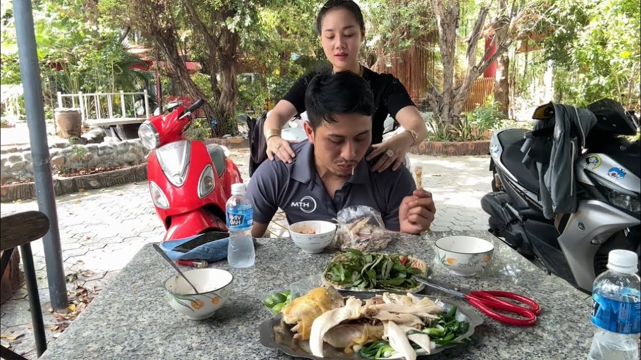 Mời Anh Minh Hàng Xóm Ở Lại Ăn Trưa | Món Gà Vườn Hấp Hành