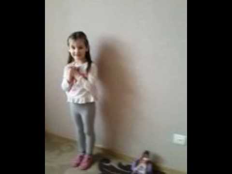 თაკო გვაჩვენებს თავის ოთახს  ( სათამაშოების)