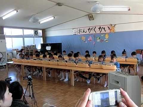 ♪　鍵盤奏　「おもちゃのチャチャチャ」　・・・　４、５歳児