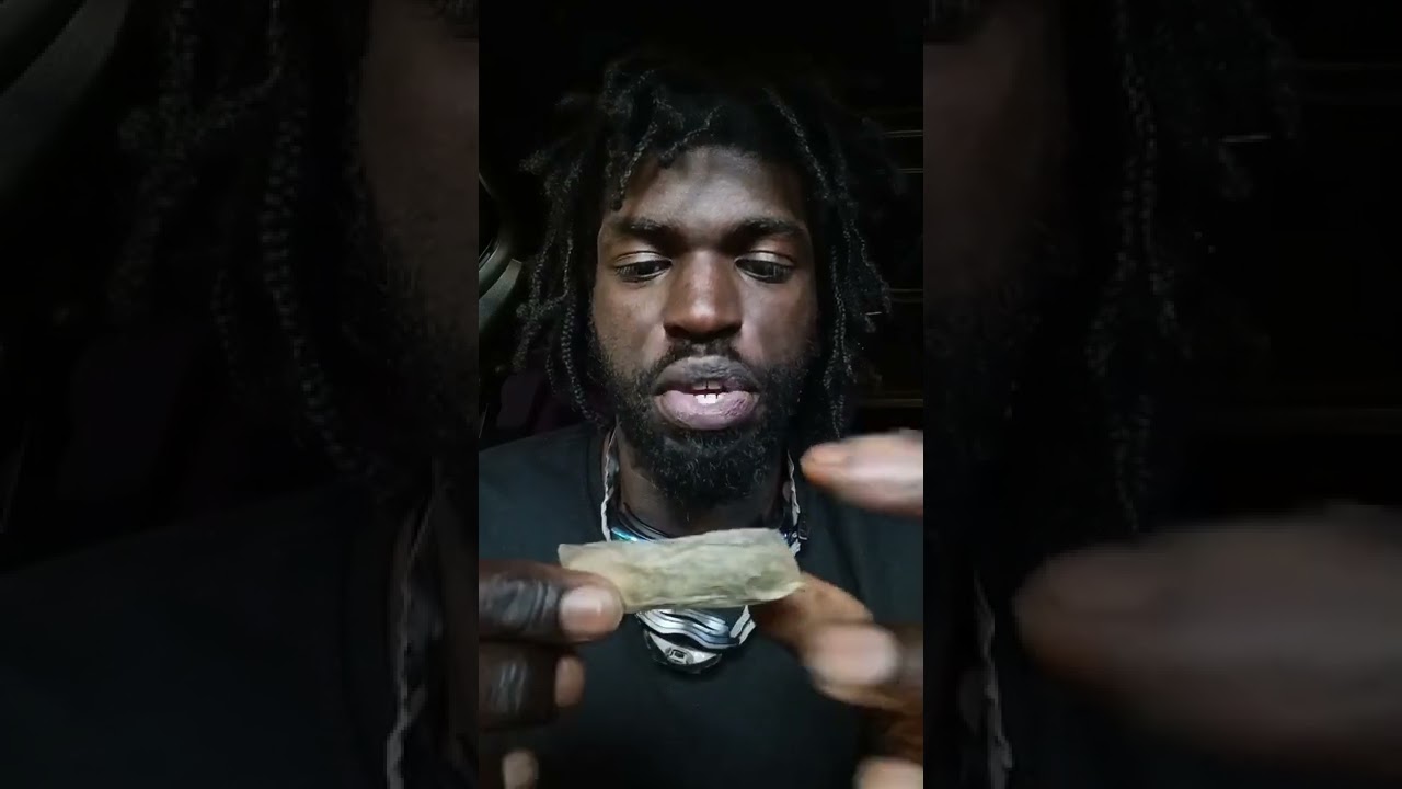 A Stranger Shows How To: Roll a J(oint) + with a tip