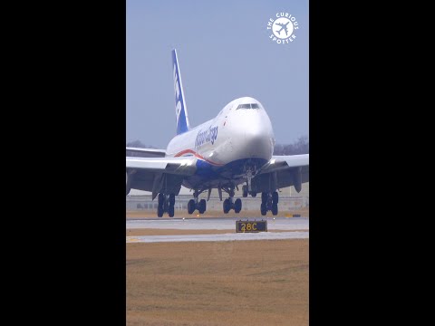 Video: Een Boeing 747 landen: 15 stappen (met afbeeldingen)