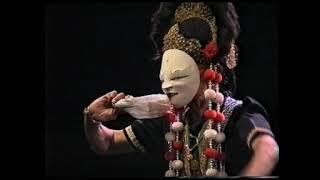 Tari Topeng Panji Gaya Pekandangan oleh Rasinah