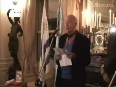 Eduardo Galeano recibe la Orden de Mayo