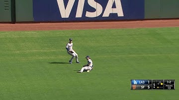 LAD@SF: Reddick slides to make a nifty catch
