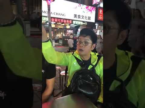 谭咏麟宁夏街头吃臭豆腐