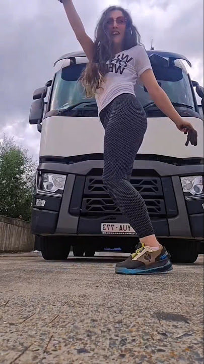 Seorang gadis menari di depan truknya #Gadis #menari #truk