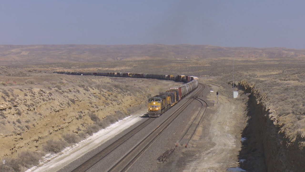 The perfect mid-train meet? American Trains: giant Union Pacific 220 ...