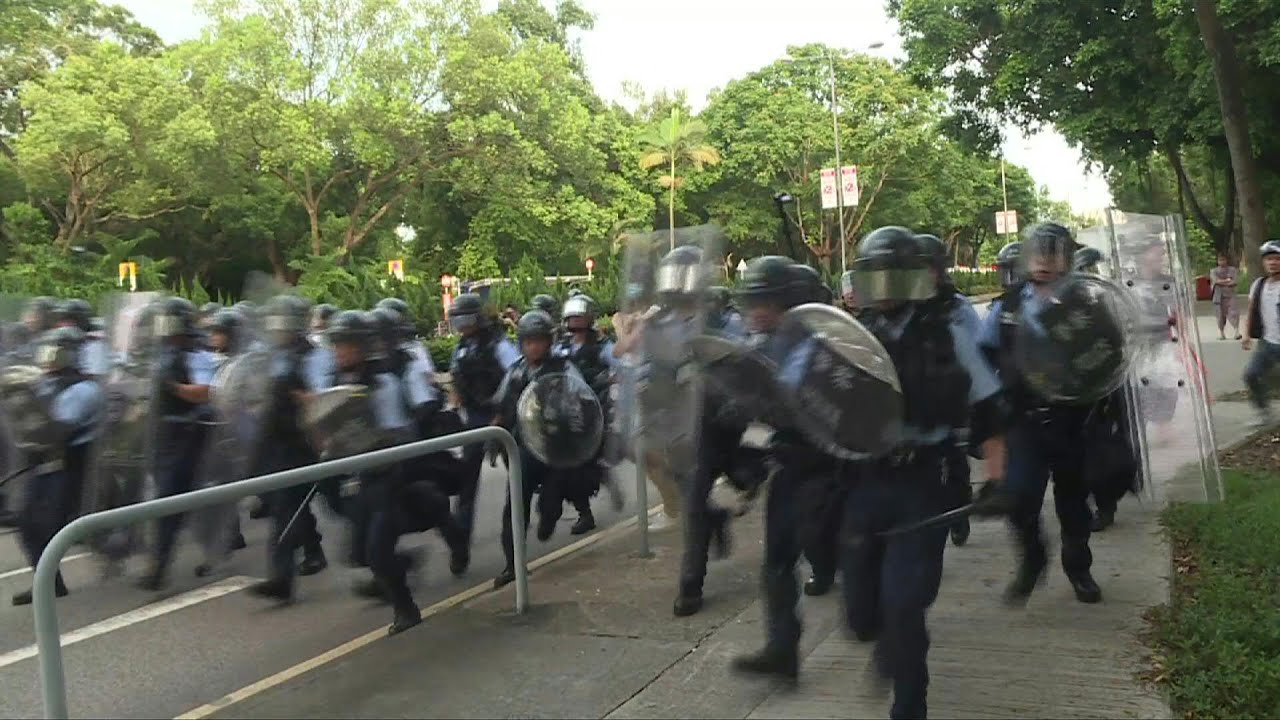Clashes as Hong Kong protesters vent at China border traders (2) | AFP