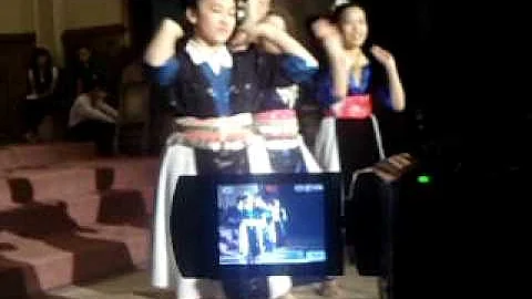 Sandy, Pang, and Linda dancing to "Kuv Hlub Nrog K...