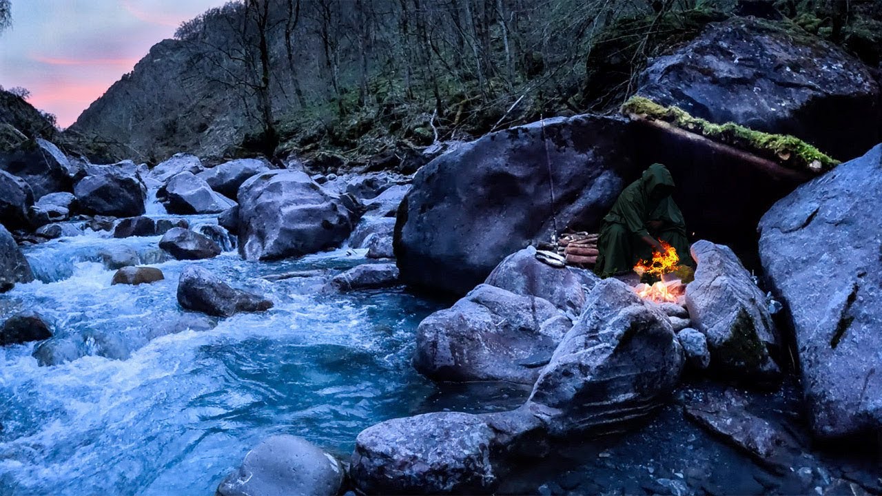 SOLO SURVIVAL CAMPING In HEAVY RAIN, THUNDER - Building Warm BUSHCRAFT ...