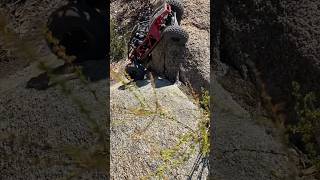 This is why I hate clamping servo horns Axial Capra trailing Rainbow Canyon Road strips a servo horn