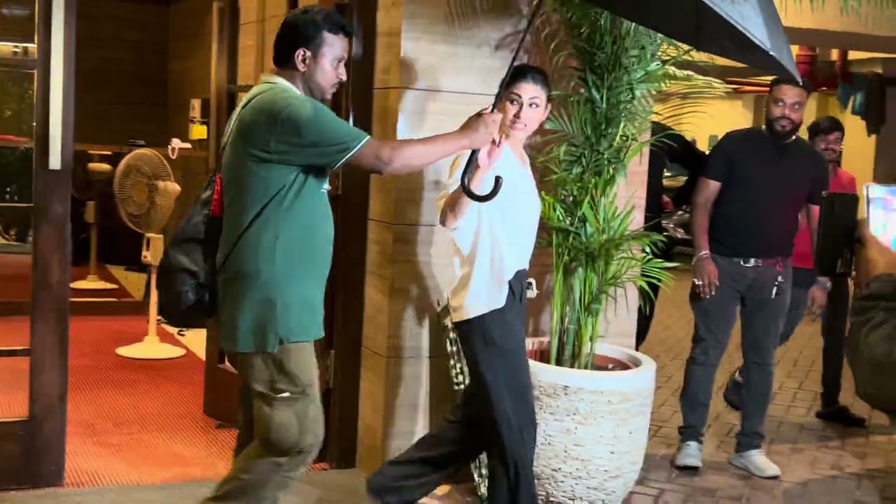 Mouni Roy snapped in Bandra 😍