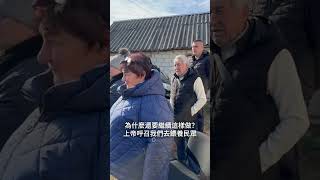 牧師正帶領村民作決志禱告