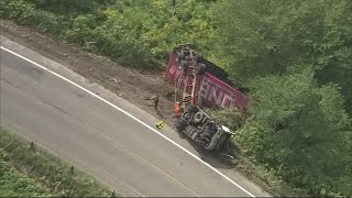 大型トレーラー 道路脇に