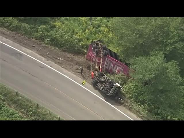 大型トレーラー 道路脇に