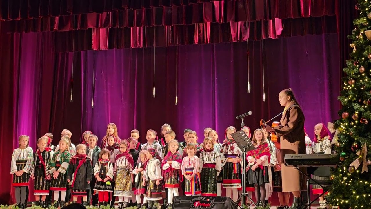 Pe-un patul de fan si floare - Corul de copii ,,Lumina Lina