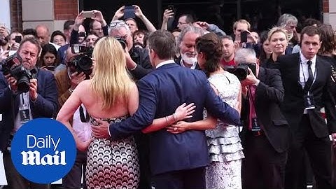 Jason Bourne premiere: Matt Damon and Alicia Vikander posing - Daily Mail