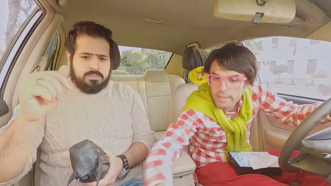 حضرتك في ريحه معفنة في التاكسي😂 هي دي منك فضحها بالميكروفون في الشارع