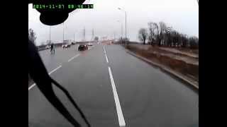 Алматы. Пешеход с ребенком переходит дорогу в неположенном месте 20141107 08461