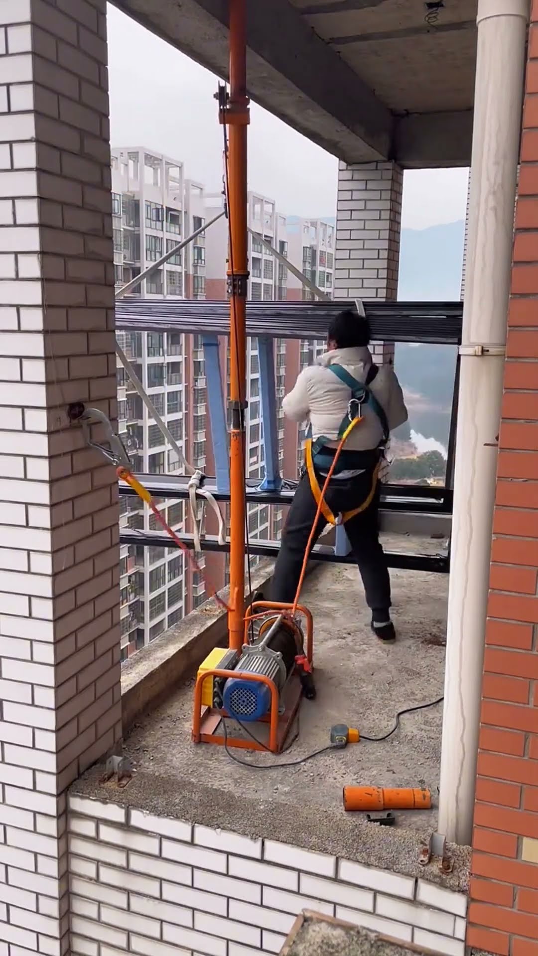 Hanging aluminum window process- Good tools and machinery make work easy