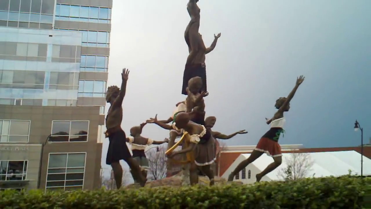 The Musica statue, Driving around the Music Row Roundabout, The Buddy