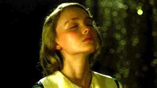 ナタリーとリリー=ローズの死者を呼ぶ降霊ショー／映画『プラネタリウム』本編映像