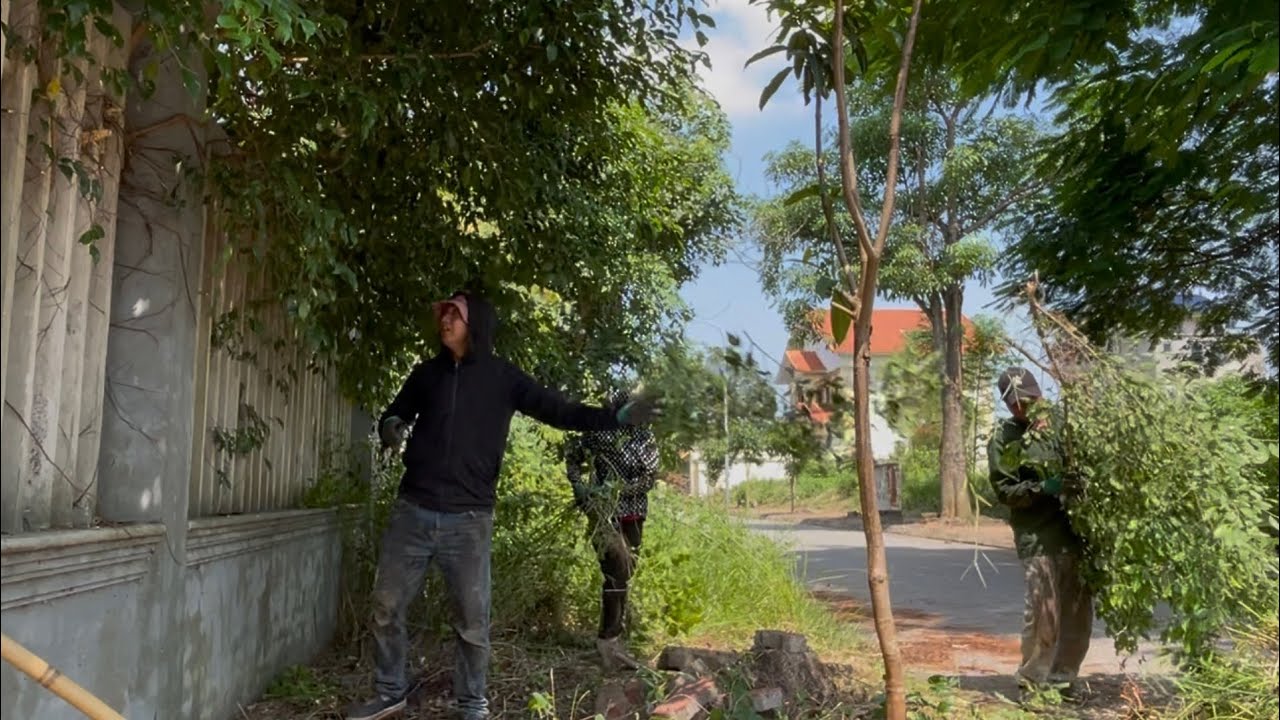 Чистим грязный тротуар рядом с самым большим и красивым особняком