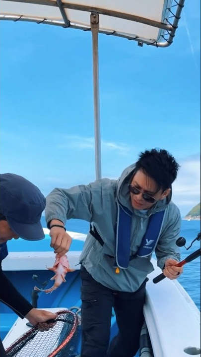 Ariel Noah di jepang Mancing dapat ikan #arielnoah #jepang #arielpeterpan