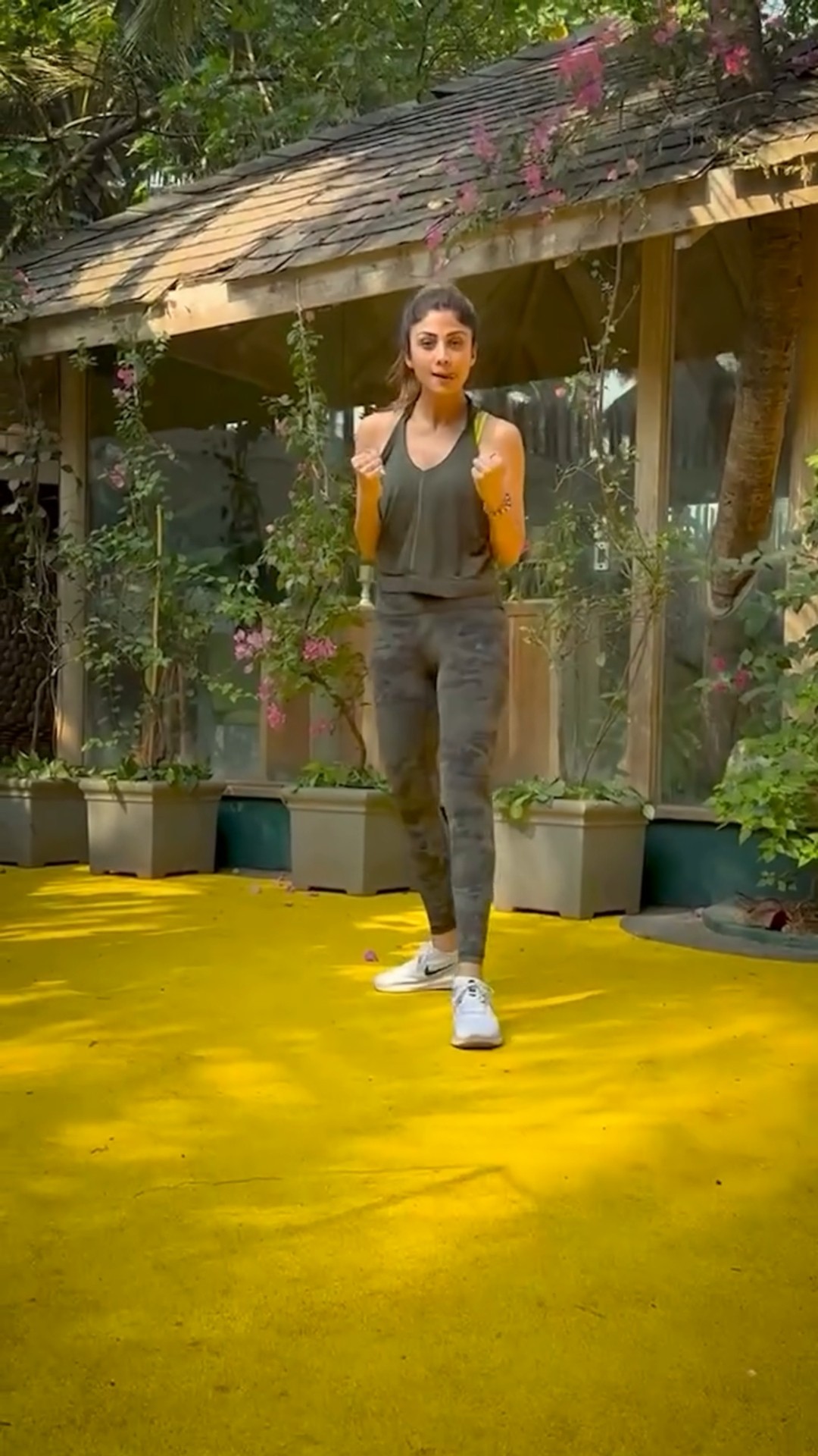 Shilpa Shetty kicking off the week with major Monday workout goals??‍♀️ #shilpashetty