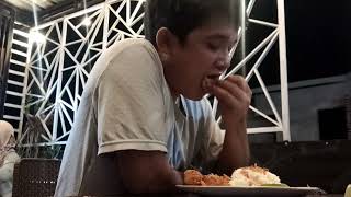 Makan malam di cafe dalam komplek perumahan