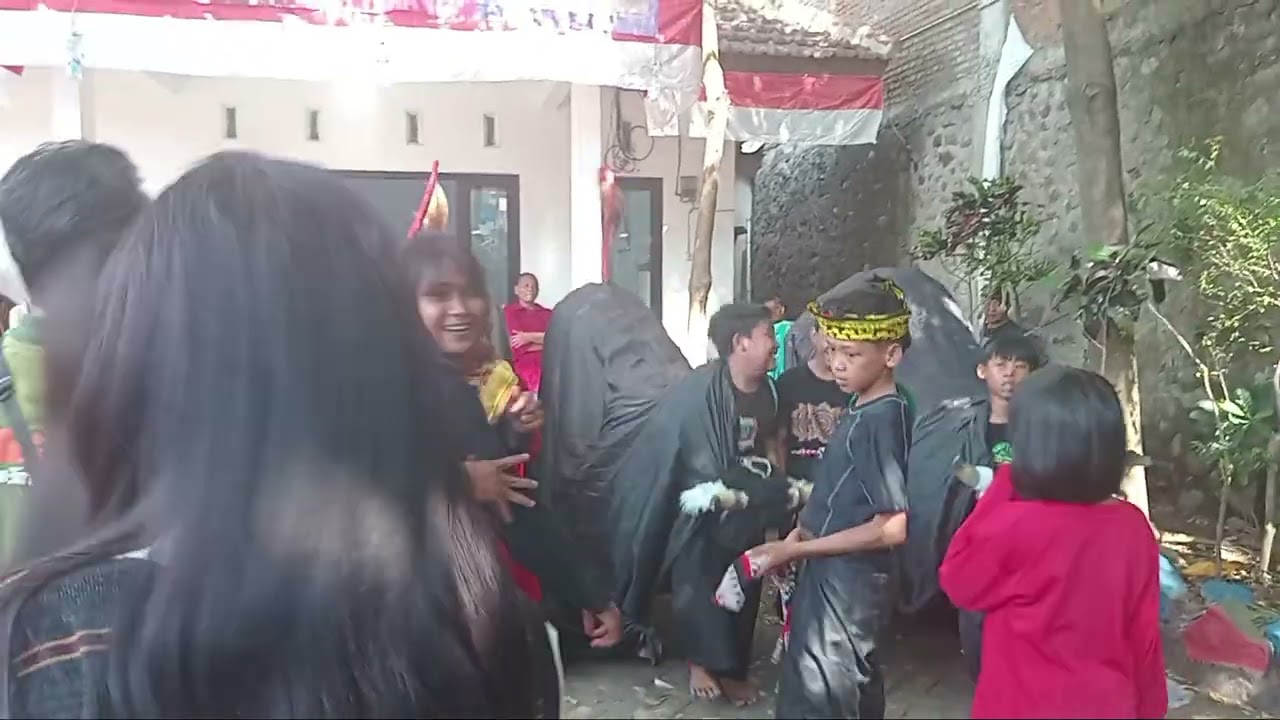 KEMBANGAN DAN SAWERAN BANTENGAN SATRIO LEMBU ADI JOYO DALAM RANGKA MEMERIYAHKAN HUT RI KE 80