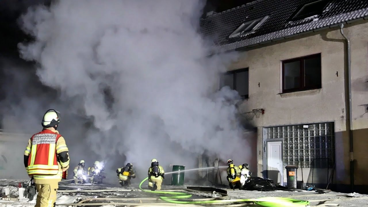 [BMW IN GARAGE IN VOLLBRAND | REMSCHEID] - Massive Rauchentwicklung & Glatteis durch Löschwasser -