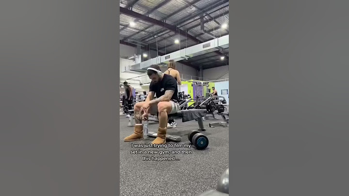 Spor salonunda kadın adamın yüzüne oturdu.
