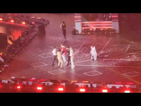 Leeknow being playful with his members at Nagoya Vantelin Dome, Japan🤩😻🖤