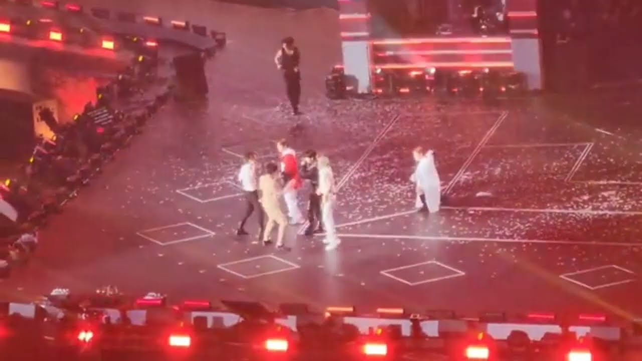 Leeknow being playful with his members at Nagoya Vantelin Dome, Japan🤩😻🖤