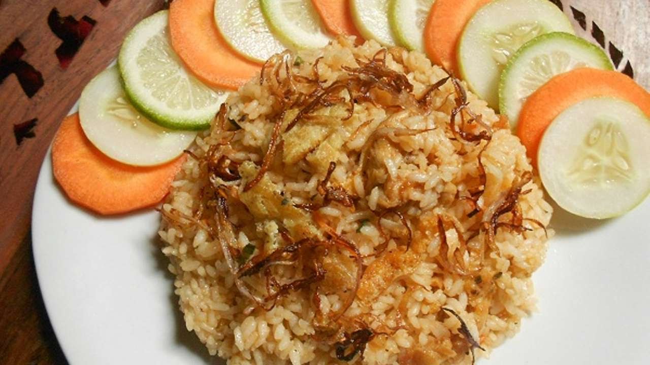 How To Make Tasty Indonesian Nasi Goreng - DIY Food & Drinks Tutorial