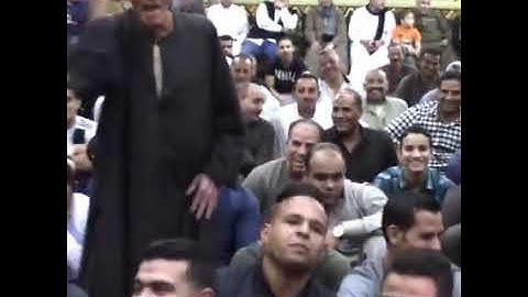 رجل مُسن يطلب من الشيخ قراءة آيتين من سورة الرحمن اثناء قراءة سورة الفاتحة رد فعل الشيخ طه النعمانى