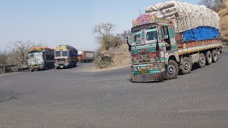 ईधर ओवरटेक होरा है  | उधर लोडिंग ट्रक उतर गया है