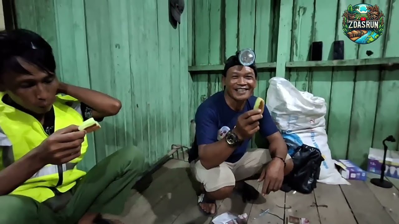 LEMBUR MALAM PASANGLAMPU DI RUMAH BARU MAS OKI SEKARANG TERANG BENERANG 