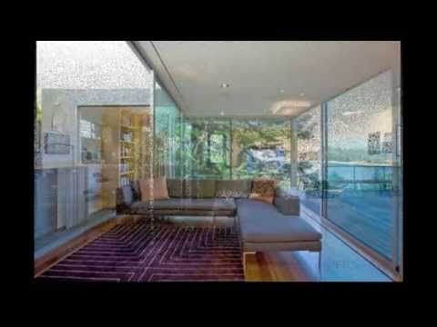 فيديو: Modern Concrete، Wood and Glass Home in LA: Redesdale Residence
