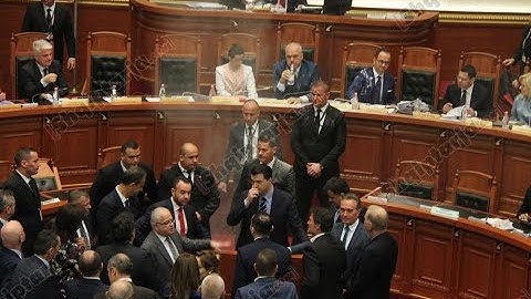Report TV - Qese me miell dhe sende të forta drejt Ramës, dy orë kaos e dhunë nga opozita në Kuvend