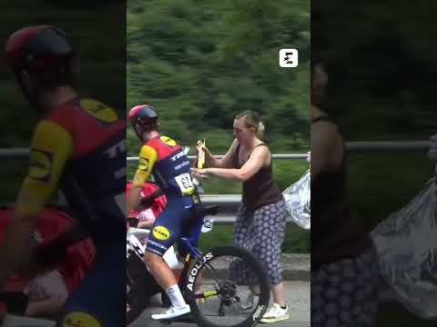 😅 Du saucisson au ravitaillement pour Consonni ? #giro #giroitalia