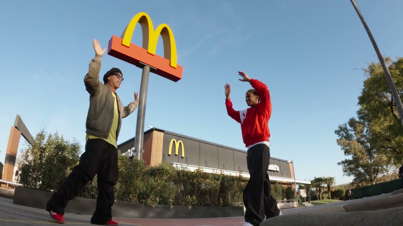 Ronaldinho x Lamine Yamal McDonald's Arches Trickshot - YouTube