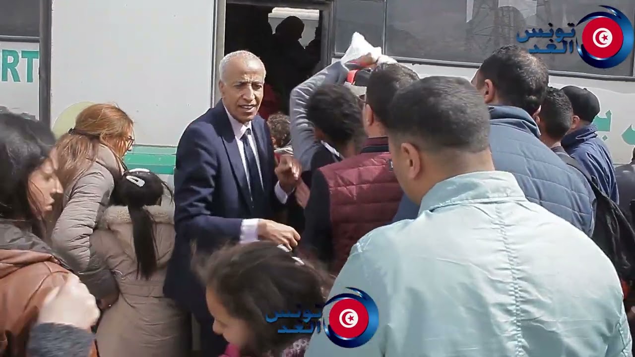 ألاف المسافرين يجتمعون في محطة باب سعدون و نقص في للحافلات مما إستدعى تدخل اامسؤولين لحل المشكل