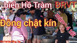 khách du lịch đổ về bải biển hồ tràm bà rịa Vũng Tàu ngày mùng 4 tết đông trật kính