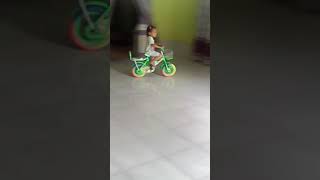Anak kecil pertama kali bisa naik sepeda