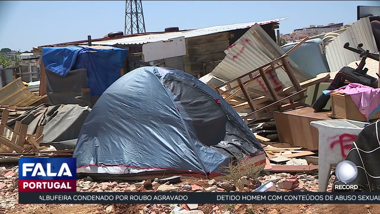 Famílias dormem em tendas no Bairro do Talude