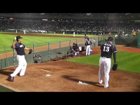 神戸球場はブルペンが丸見え　肩慣らし中の中日ドラゴンズの清水昭信と岩瀬仁紀