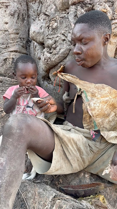 Chaba eat and feed her daughter #hadzabetribe #africa #viralshort
