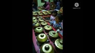 kelincahan seorang anak kecil dalam bermain Bonang barung ( instrumen gamelan )